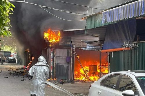 'Bà hỏa' ghé thăm bãi trông xe tự phát ở Hà Nội