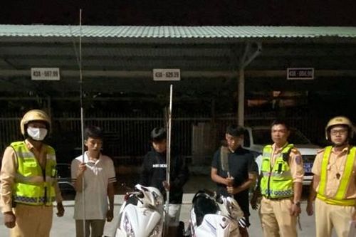 Bắt 'quái xế' trong đêm, CSGT Đà Nẵng phát hiện kho 'hàng nóng'