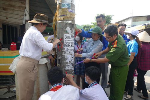 Công an, thanh niên, học sinh ra quân bóc, xóa quảng cáo sai quy định