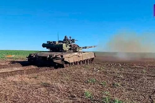 Video xe tăng T-80 của Nga bắn phá công sự Ukraine ở Bakhmut