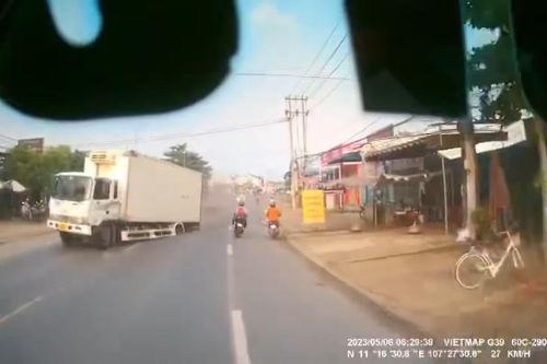 'Hú hồn' xe tải văng trục bánh sau khi đang chạy trên đường
