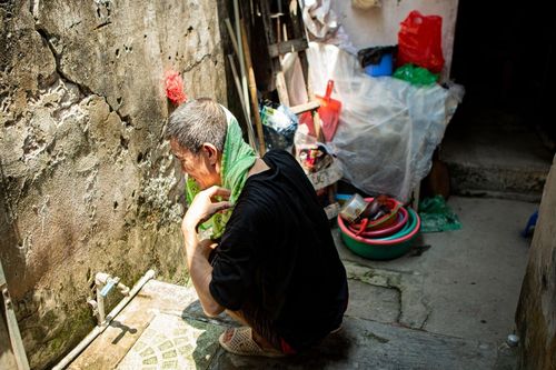 Bệnh nhân xóm chạy thận ở Hà Nội oằn mình chống chọi nắng nóng