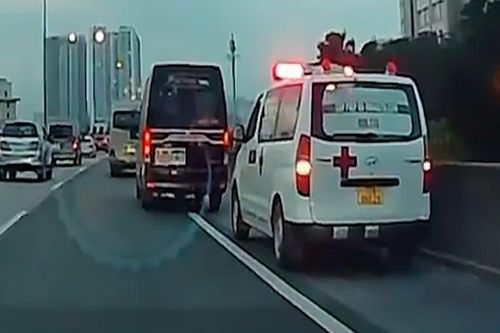 Xác minh ô tô limousine không nhường đường cho xe cấp cứu trên Vành đai 3