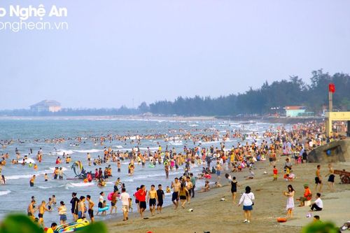 Nắng nóng đỉnh điểm, phố biển Cửa Lò đông nghịt người