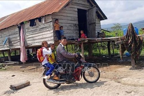 Thầy giáo làng giúp học sinh nghèo vượt khó