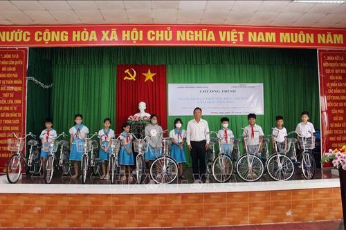 Tiếp sức học sinh có hoàn cảnh khó khăn đến trường