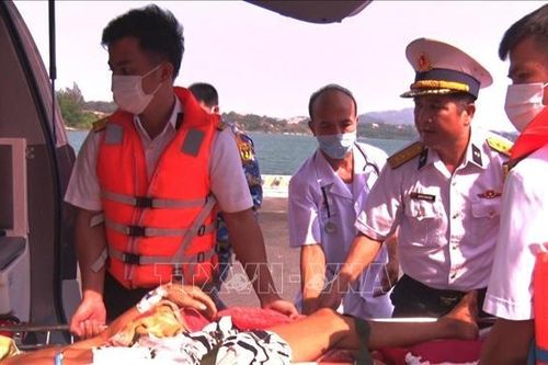 Tàu 473 Hải quân đưa hai ngư dân bị bệnh về đất liền điều trị