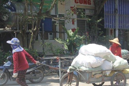Người dân quay quắt mưu sinh dưới cái nắng trên 40 độ C