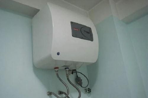 Trên bình nóng lạnh có một 'công tắc ẩn', biết cách mở ra, máy chạy 10 năm vẫn bền