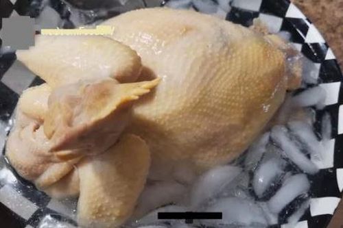 Luộc gà xong đừng vớt ngay ra đĩa: Làm thêm bước này để da vàng óng, giòn sần sật