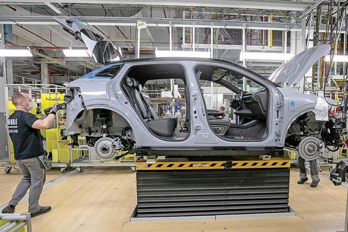 Các nhà sản xuất ô tô châu Âu chạy đua khử carbon trước giờ G