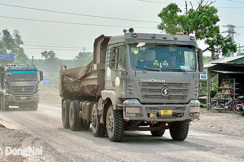 Ngăn xe chở vật liệu xây dựng hoành hành