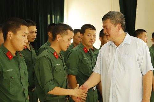 Thị xã Sa Pa thăm hỏi, động viên chiến sĩ mới nhập ngũ
