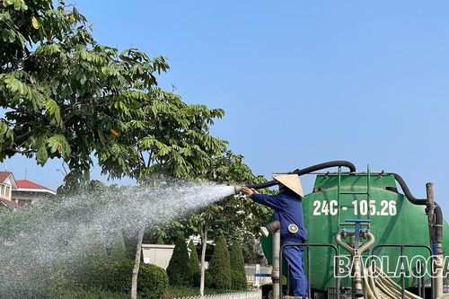 Người lao động vất vả giữa thời tiết nắng nóng