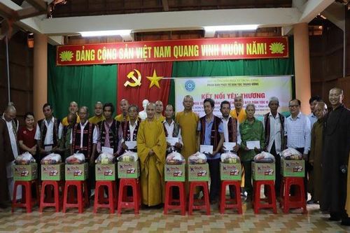 Bình Định: Phân ban Phật tử Dân tộc T.Ư trao 200 phần quà đến đồng bào Bana