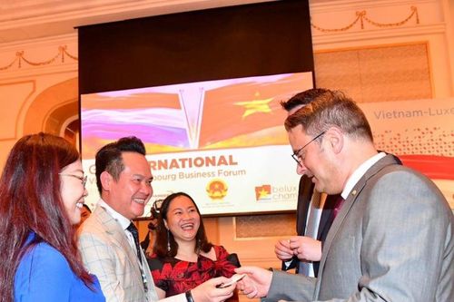 Thủ tướng Luxembourg và Chủ tịch Hội Doanh nhân trẻ Việt Nam trao đổi về tài chính xanh