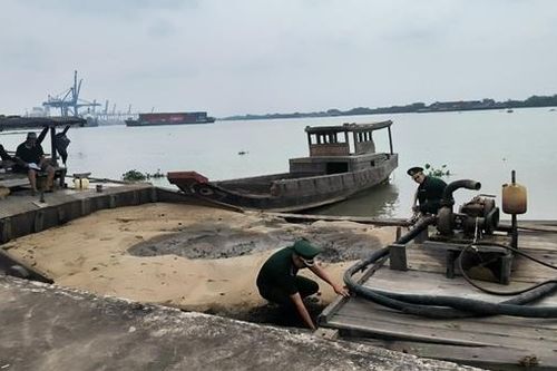 'Cát tặc' nhảy sông Đồng Nai trốn tổ tuần tra