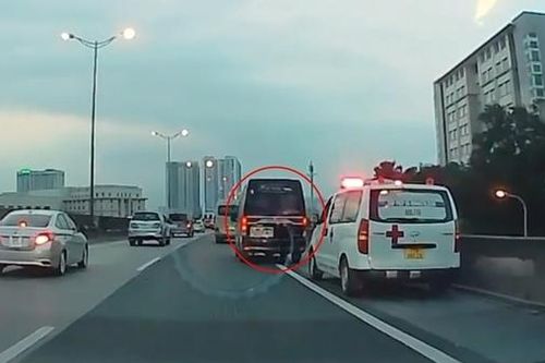 Xe khách cản đường xe cấp cứu trên Vành đai 3 trên cao