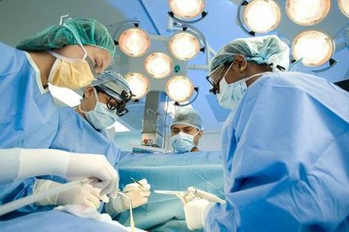 Cụ ông 82 tuổi phát hiện ung thư da từ khối bất thường mọc giữa trán