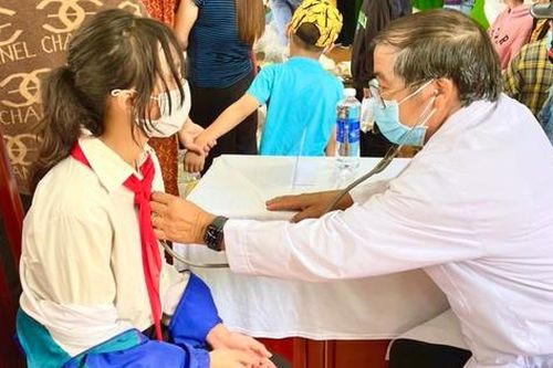 Lâm Đồng: Khám bệnh, phát thuốc, trao quà và học bổng tặng học sinh, phụ huynh