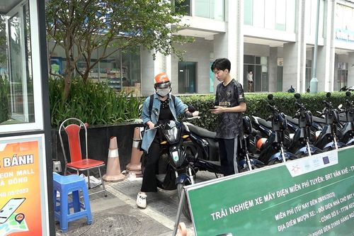 Dịch vu xe điện 2 bánh miễn phí tại Hà Nội được người dân đón nhận