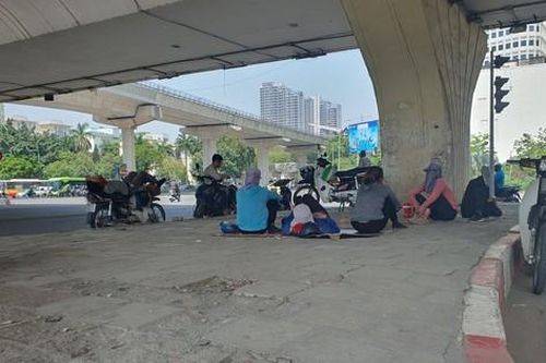 Nắng nóng gần 40 độ C, người lao động ở Thủ đô chật vật tìm nơi trú ngụ