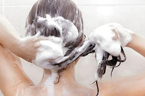 Ba thói quen gội đầu khiến tóc nhanh bết