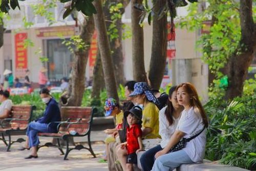 Người Hà Nội đến công viên, hồ nước 'chạy trốn' nắng nóng hơn 40 độ