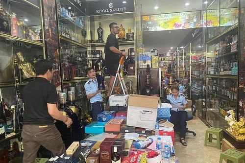 Đồng loạt kiểm tra, tạm giữ lượng lớn rượu ngoại và xì gà vi phạm