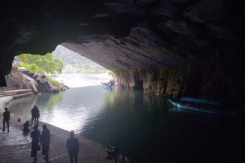 Đi thuyền thăm động Phong Nha