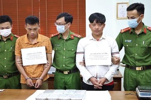 Lai Châu: Bắt hai đối tượng mang 16 bánh heroin đi bán