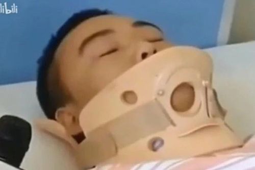 Cứu người nhảy lầu, người đàn ông bị chửi mắng rồi mất việc