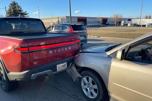 Giật mình với chi phí sửa chữa bán tải điện Rivian R1T