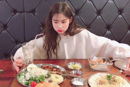 Vì sao nhà hàng Hàn Quốc tặng miễn phí cả chục đĩa đồ ăn kèm