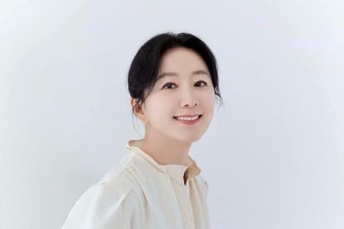 'Nữ hoàng phim ngoại tình' gây chú ý ở tuổi 56
