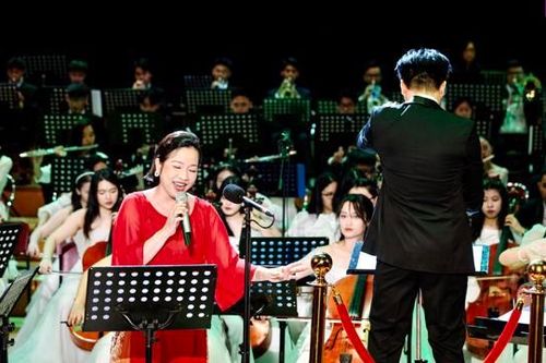 Mỹ Linh cùng 200 thành viên Dàn nhạc trẻ tạo nên tiệc nhạc phim thịnh soạn