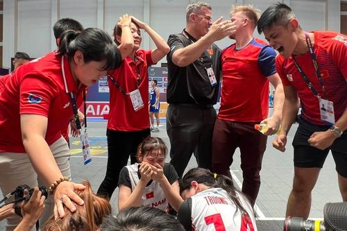 'Siêu sao bóng rổ' Trương Thảo Vy bật khóc sau pha solo ghi điểm lịch sử mang về HCV SEA Games 32