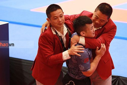 Bị Singapore khiếu nại, võ sỹ Việt Nam vẫn thắng, òa khóc khi bảo vệ thành công HCV SEA Games 32