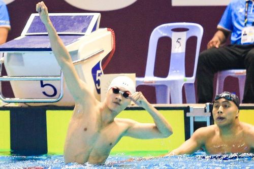 Xúc động kình ngư Việt Nam tặng HCV cho bà nội quá cố sau khi phá kỷ lục SEA Games