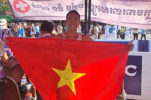 Thay xe kịp do bị nổ lốp, Phạm Tiến Sản làm nên lịch sử bảo vệ thành công HCV duathlon