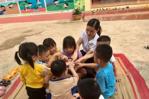 Bội phần vất vả dạy chữ trên đại ngàn