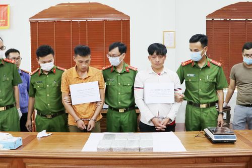 Bắt 2 đối tượng mua bán trái phép 16 bánh heroin ở Lai Châu