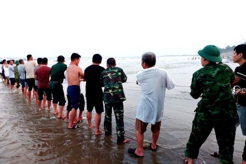 Đồn Biên phòng Roòn phối hợp tìm kiếm người dân mất tích khi đi tắm biển