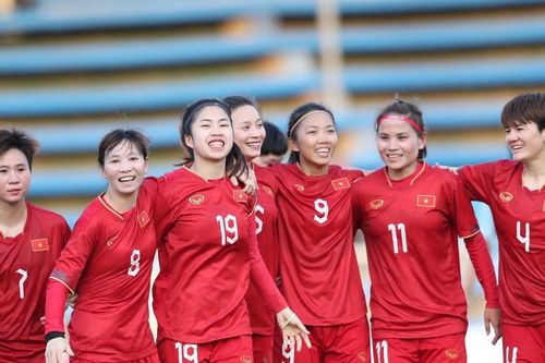 'Siêu phẩm' của Thùy Trang đưa Việt Nam đứng đầu bảng A