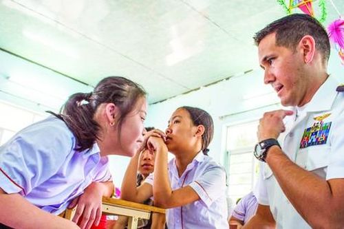 Giữa những nụ cười xô lệch