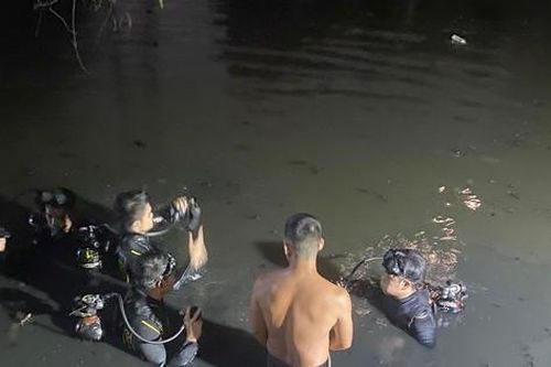 Hơn 20 cán bộ chiến sĩ lặn xuyên đêm tìm thanh niên mất tích dưới hồ nước