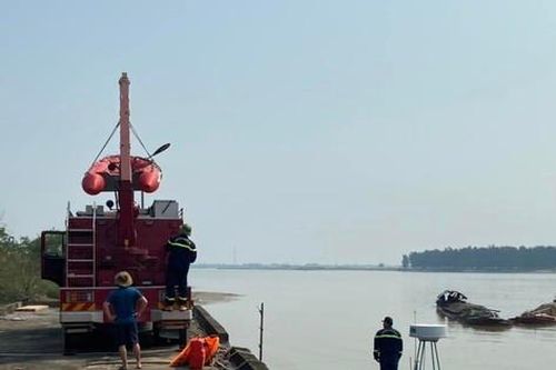 Tìm kiếm nam thanh niên nghi nhảy cầu Bến Thủy tự tử