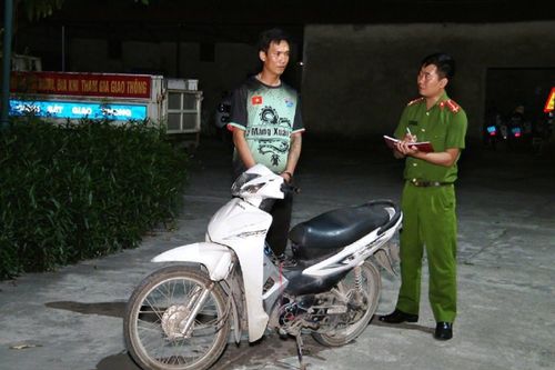 Hai người nước ngoài bị giật túi xách khi đạp xe đi du lịch