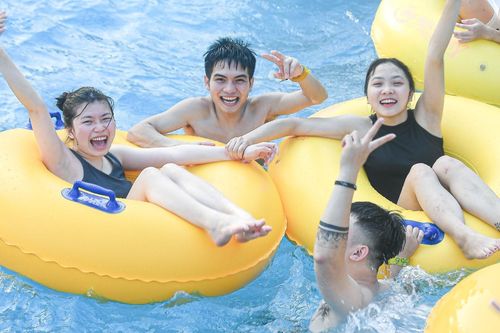 Hà Nội nóng như 'hỏa diệm sơn', ngàn du khách đổ tới công viên nước