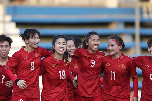 Thanh Nhã, Hoàng Thị Loan gây thương nhớ với CĐV Campuchia